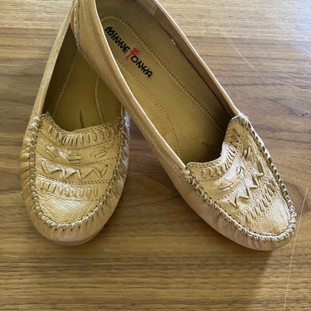 Minnetonka Women's Light Brown Moccasins